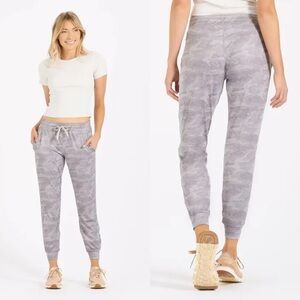 Vuori Women’s Performance Jogger Long Pale Heather Camo‎ Size Medium VW303-L